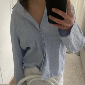 Blå skjorta från Zara - Säljer denna blåa skjorta från Zara💕Är i storlek M och den sitter lite oversized på mig som vanligtvis är en S. Perfekta strandskjortan nu till sommaren! 