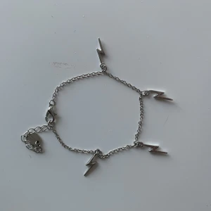 Silver armband  - Silvrigt armband med blixtar på, använt ca 2 gnr men kommer inte till någon användning där av säljs den 