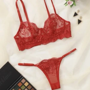 Underklädesset - Säljer detta underklädesset i storlek M, justerbara trosor! tvättas såklart innan det skickas, köparen står för frakten 