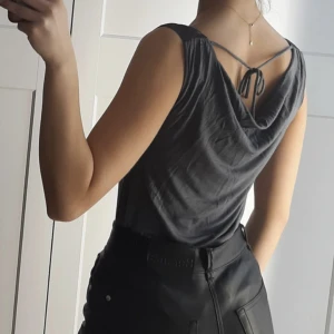 Vattenfallstopp dieselkollektion - Dieseltopp i storlek S/M. Inga defekter. Går att ha offshoulder. Tajt i midjan. Dieselkollektion.