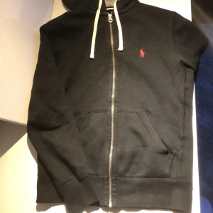 Ralph Lauren zip-hoodie - Bra skick, 8/10.  Svart zip hoodie från Ralph Lauren. Säljer eftersom den är lite liten. Köpt för 1200kr