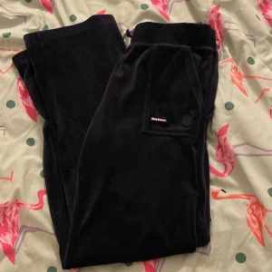 Mörkblå juicy couture byxor strl L - Mörkblå Juicybuxor i strl L. Inköpta på NK i Sthlm och använda två gånger pga fel storlek. 