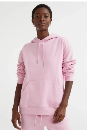 Rosa hoodie från H&M  - Säljer en fin ljus rosa hoodie från H&M då den har blivit för stor, hoodien är typ som nyskick och säljs för 145kr, skriv vid intresse och köparen står för frakten💗