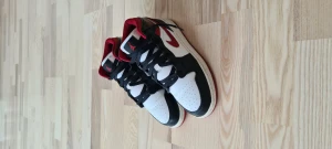 Jordan Air 1 Mid. - Jordan Air 1 Mid. Röd/vit/svarta, stl.38.