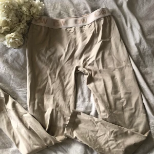 Träningstights icaniwill iciw - Fina träningstights icaniwill, använd max 5 gånger. Storlek L Säljer matchande sport-bh så checka in mina andra annonser!  100kr