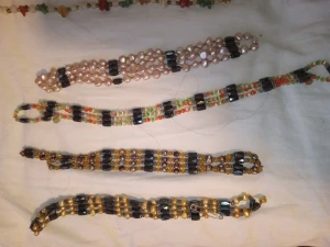 Hemma gjorda Armband,halsband - Hemmagjorda armband och halsband . Två par 300 . Ett armband 150 . Halsband 200