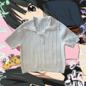 Vit blus  - Vit blus i storlek Medium. Menad att sitta ”tajt” runt kroppen. Lite som en magtröja men inte alls så mycket så att man kvävs. Tjockt material🌸