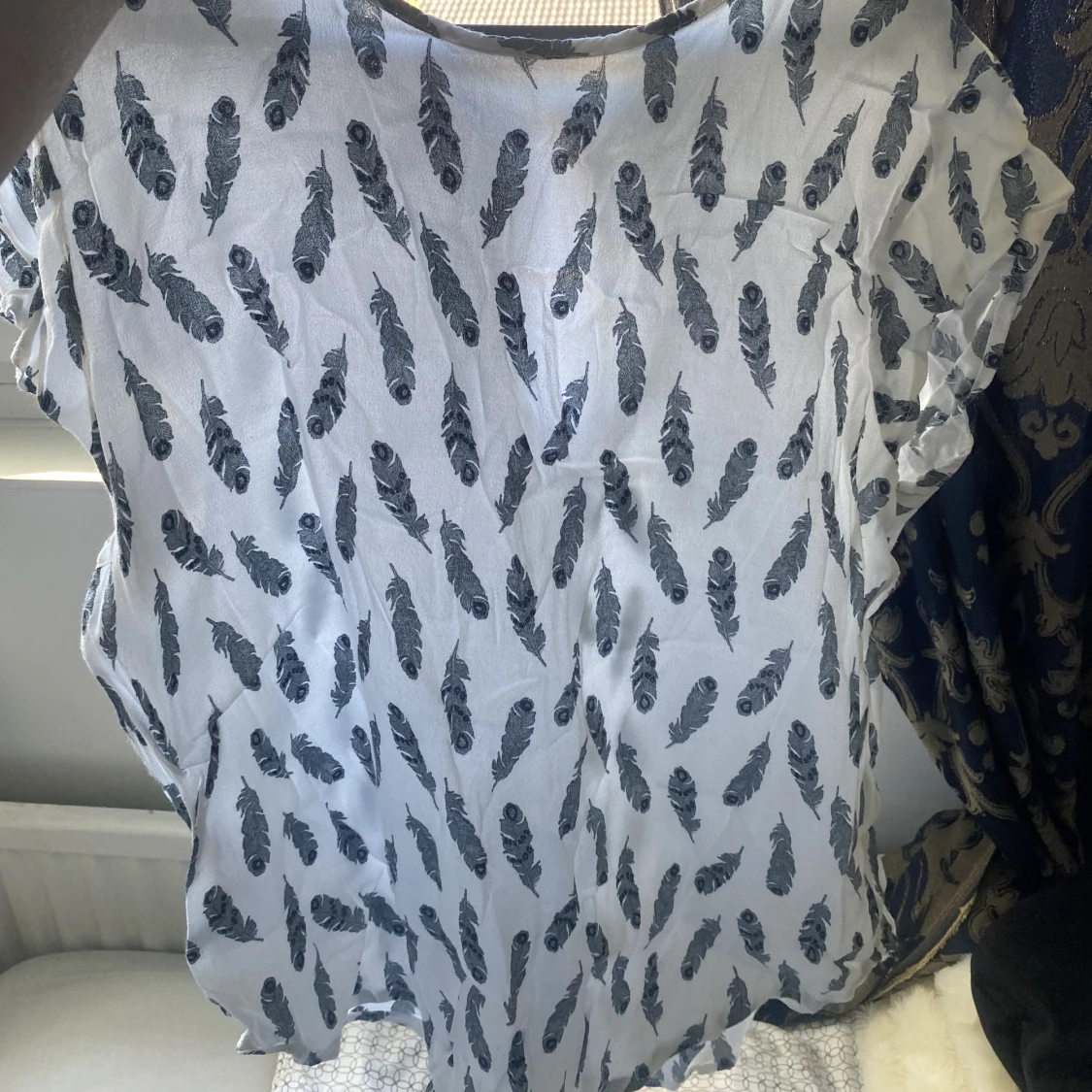 Vit blus med mönster 