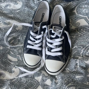 blå/svart low converse  - säljer mina converse som aldrig kom till användning eftersom dem inte passar, strlk 37, skorna är i väldigt bra skicka ❤️‍🔥❤️‍🔥