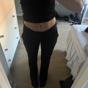 Lågmidjade kostymbyxor - De populära lågmidjade kostymbyxorna från bikbok. Dessa är små i storlek och passar mig som är en strl 36. Säljer pga. använder inte 💖💖