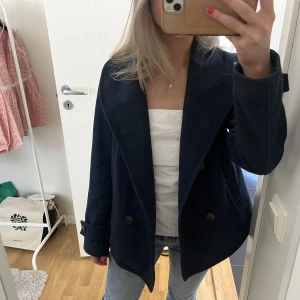 Kappa - Säljer min favorit kappa från Levis!! Den är i storlek m men passar perfekt för s/m, inga defekter❤️