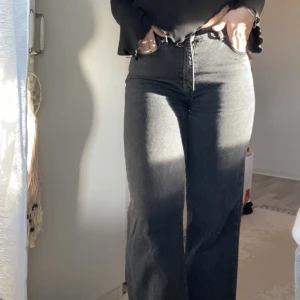 Svarta jeans från Stradivarius  - Svarta jeans från Stradivarius. Använda en del men i väldigt fint skick. (Hund finns i hemmet)⭐️