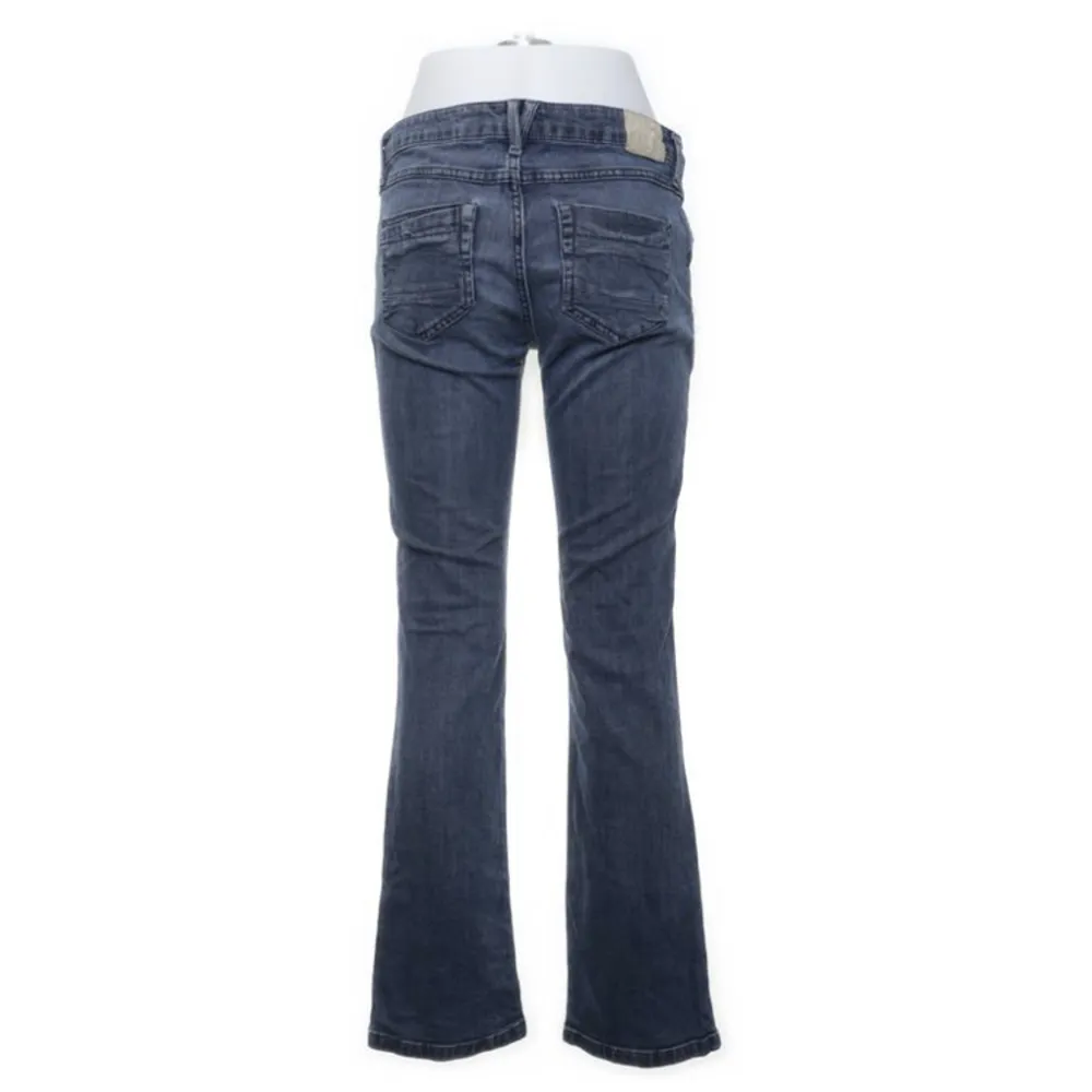 Låg/normal midjade bootcut jeans från EDC by Esprit! köpta från Sellpy, de är i bra skick förutom på vissa små ställen (meddela mig för bild). Har aldrig använt ute och säljer för att dom inte passade helt i storleken.. Jeans & Byxor.