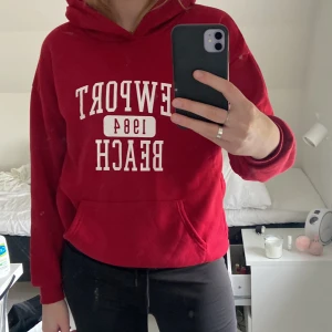 Collegetröja  - En jättefin hoodie som inte kommer till användning. Vet tyvärr inte vad det är för märke. Kommer utan bandet. Ganska så liten i storlek.