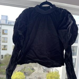 Blus  - Svart blus med puff-ärmar 