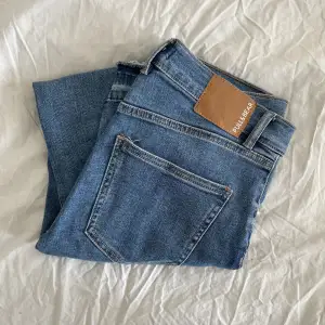 Säljer dessa jeans av kortare modell från Pull and Bear. De är högmidjade. Jeansen är knappt använda och därav inga defekter.  Innerbenslängd: 66 cm
