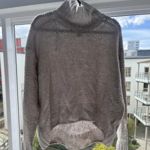 Stickad politröja - Har varit en favorit under många år, men kvaliten återstår. Räddare i nöden tröja. Beige stickad och varm samt lite oversized 