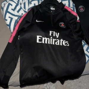 Paris saint germain tracksuit 18/19 svart och rosa - En psg dress storlek L som inte passar mig längre och skulle jätte gärna sälja den vidare något sällsynt alla kanske letar efter!! 