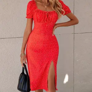 Fin röd prickig klänning som inte kommer till användning! Den sitter bra och formar fint