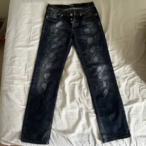 Dolce & Gabbana vintage jeans. Bra skick utan slitningar. Storlek xs. Straight leg. Finns bilder med jeansen på.