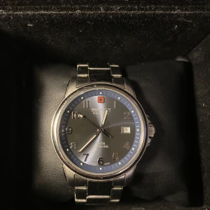 Swiss Miltary Hanowa Klocka - En snygg schweizisk klocka i grymt skick, köpt för 2000. Stainless steel, perfekt nybörjar klocka