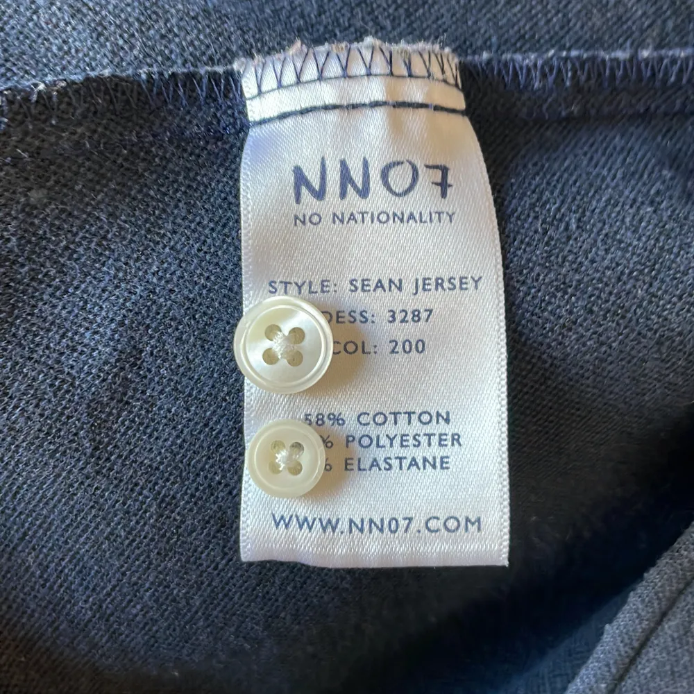 Mörkblå skjorta i blandmatrial från NN07. Bra skick. . Skjortor.