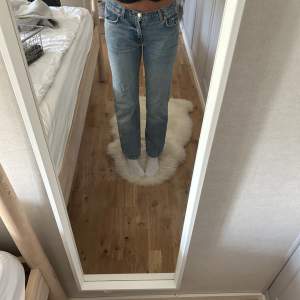 Superfina midwaist jeans från Gina Tricot, knappt använda så de är i jättefin kvalitet! Säljer då de är får små🤍🤍Nypris 499