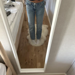 Jeans - Superfina midwaist jeans från Gina Tricot, knappt använda så de är i jättefin kvalitet! Säljer då de är får små🤍🤍Nypris 499