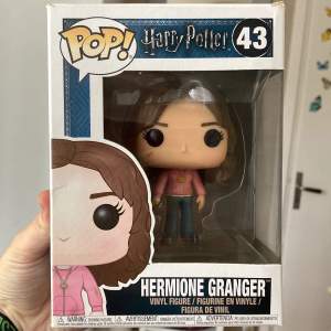Hermione funko pop (min personliga favorit), har varit öppnad men endast stått på display, har ett litet slitage som syns upp till höger på första bilden🩷