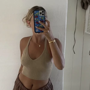 Halterneck Top Toffee - Helt oanvänd halterneck top från Djerf Avenue 🤎 Slutsåld på hemsidan! Nypris 899kr 🤎 Bilderna är lånade