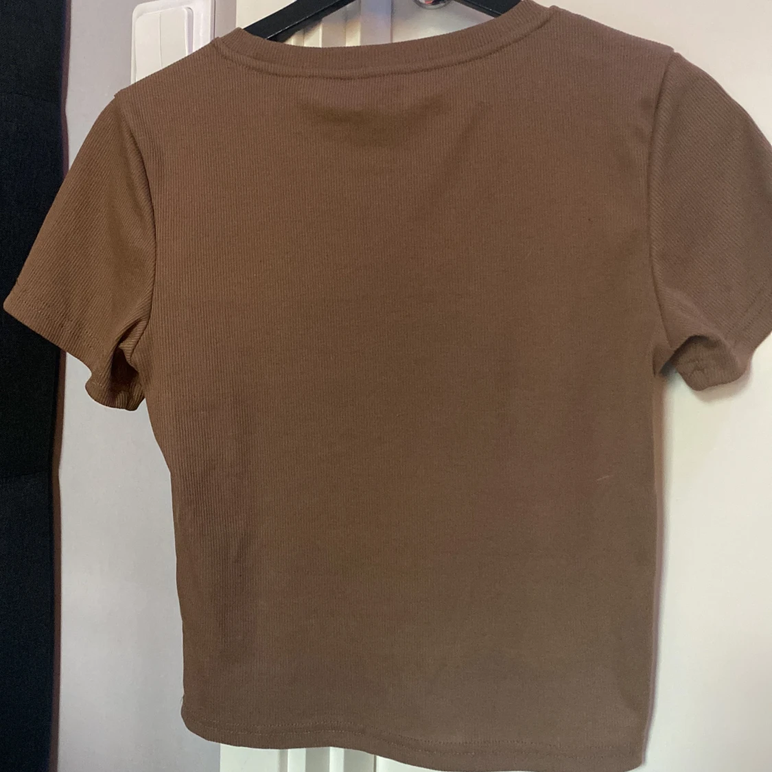 Brun kortärmad tröja med tryck - 90
