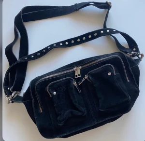 Nunoo väska - Säljer mina två nunoo väskor då dom inte kommer till användning mer! En svart i mocka (lånad bild men samma modell) och en i skinn. Säljer den i mocka för 200kr och den i skinn för 350kr båda för 500kr. (Skinn såld)
