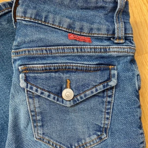 Jeans med snygga fickor - Nu säljer jag dess mörkblåa bootcut/ straight leg jeansen men väldigt snygga fickor där bak. De är low waist och är i bra skick 