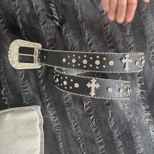 bälte  - snyggt bälte som bara använts 3 gånger bra material och tungt, inte min stil så jag säljer den 