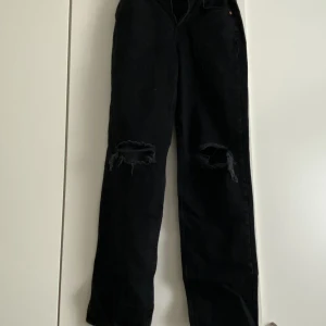 Svarta jeans - Aldrig använda, bra längd på mig som är 170 cm, ny pris 599kr.