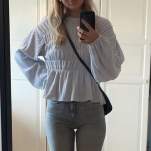 Gina blus - Supersöt ljusblå blus använt Max 2-3 gånger