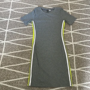 klänning - Säljer denna klänning från H&M som är i bra skick. Formar kroppen fint. 