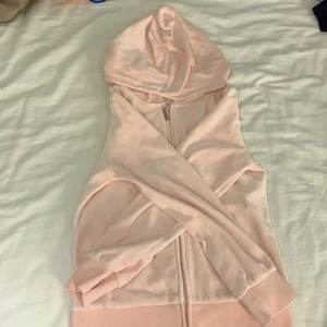 Jeans o ziphoodie - Tröja,Cubus,146/152,120kr inkl.frakt Jeans,Ullared,152,250 inkl.frakt. Båda i fint skick.Kan köpas separat.Köparen baktalar innan leverans