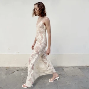 Slutsålt klänning från Zara - Superfin slutsåld klänning från Zara. Storlek M, men passar mig som vanligtvis har S. Helt ny och prislappen kvar. Köparen står för frakten!