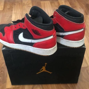 Jordan 1s - Röda jordnan 1s i strlk 37.5 Använt nåra gånger men inte så ofta så dom är i bra skick. Säljer eftersom dom inte kommer till användning, kan mötas upp i Stockholm annars står jag inte för frakt 