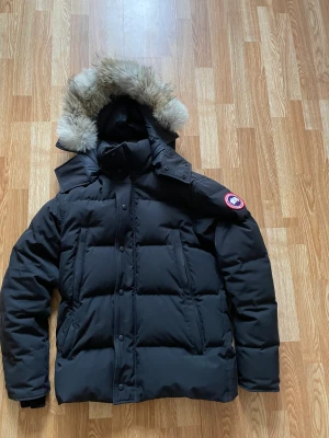 Canada Goose Wyndham - Säljer min äkta Canada Goose wyndham jacka, den är i bra skick då den är använd under 2 vintrar bara. Bara att skicka i chatten om ni vill ha fler bilder samt äkthets bevis på jackan.