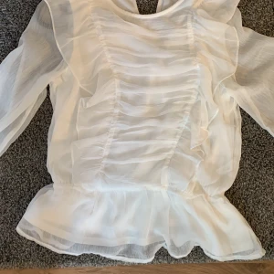 Stockholmsstils blus - En fin blus från lindex aldrig använd, köpte den för att den var fin på just då mär jag testade den men nu gillar jag den inte eller inte min stil mer😇