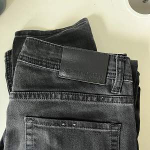 Svart funkybuddha jeans som jag köpte i Tyskland för 750 SEK, säljer för 200 SEK. Sätter som L (baggy)