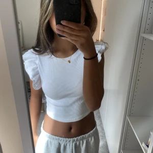 topp - fin topp från zara som har blivit för litet för mig🤍