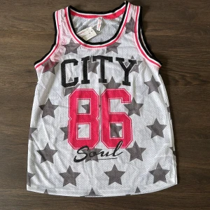 Basketlinne - Helt nytt och oanvänt basketlinne med prislapp på.   Rensar ur min garderob från en hel del oanvända kläder🌼 Kika och se om du ser något mer i min profil som du gillar så skickar jag med det till dig också!😊 Fler kläder kommer! 