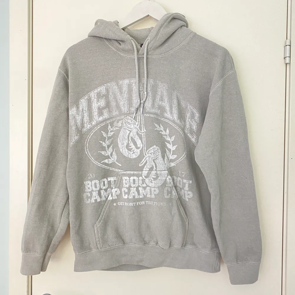 Grå hoodie från märket Mennace, köpt på Asos för 450kr🤍 storlek xs, sparsamt använd så bra skick. Hoodies.