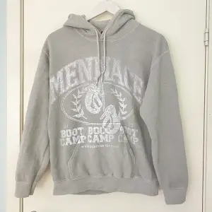 Grå hoodie från märket Mennace, köpt på Asos för 450kr🤍 storlek xs, sparsamt använd så bra skick