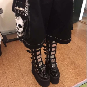 Demonia skor - Köpte dom men har aldrig använt, tänker at nån kommer få bättre användning av dom :)