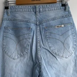 Ljusblåa jeans ifrån Rolla’s i storlek 26🩵knappt använda. Köpta för ca 500kr . Jag är 162cm lång och bär xs/s som referens! Köparen står för frakten! Använd gärna ” köp nu ”
