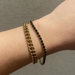 Svart/guld tennisarmband  - Så fint tennisarmband med svarta stenar, pläterat i guld 🖤 köpt i usa i tjmaxx smyckesdisk. Saknar en Sten vid spännet. 
